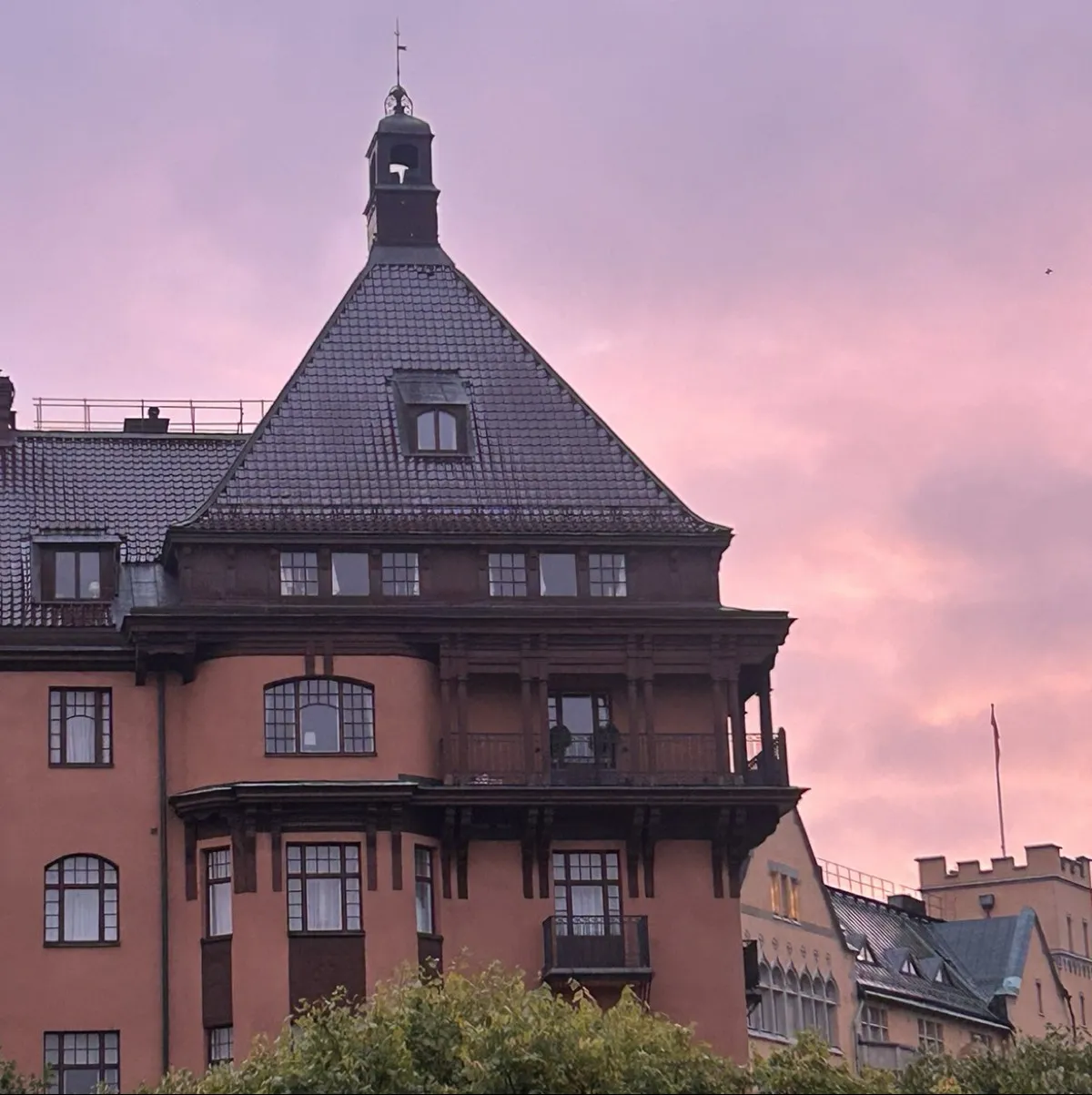 Narvavägen 8 i Stockholm i skymningen